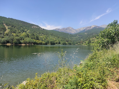 Embalse del Río Cuevas en Arenas de San Pedro. Parque