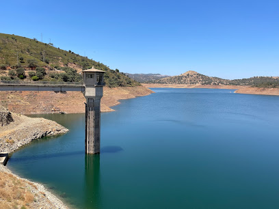 Presa de Zufre en Zufre. Zona de senderismo