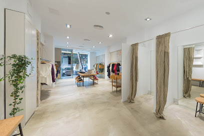 Elisa Muresan en Zaragoza. Tienda de ropa