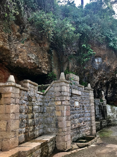 Fuente La Gota en Siete Aguas. Zona de senderismo