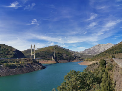 Embalse de Luna en Los Barrios de Luna. Atracción turística