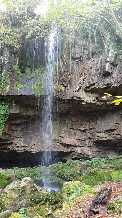 Cueva y Cascada del Pimpano en Villayón. Atracción turística