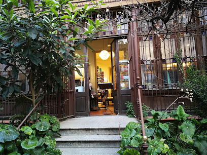 Olokuti Gràcia en Barcelona. Tienda general