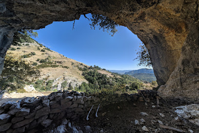 Cova dels Adells en Alfara de Carles. Zona de senderismo