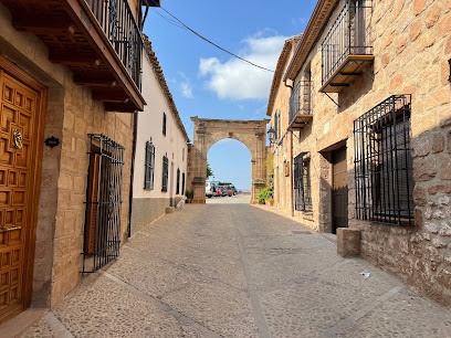 Arco de los Benalúa en Baños de la Encina. Lugar de interés histórico