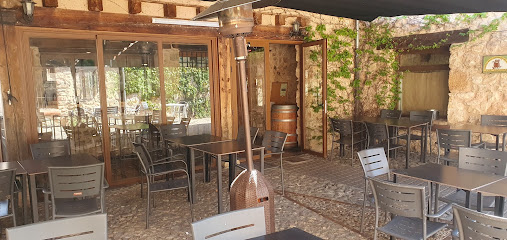 Bar-restaurante El Rincón Del Tuerto Pirón en Cabañas de Polendos. Restaurante de comida casera