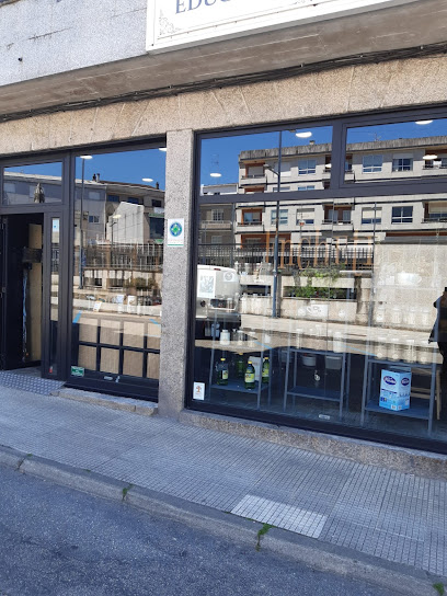 Énchete en Puenteareas. Tienda de alimentación