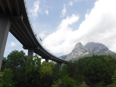 Pàrking puenting Pèndol Guies en Saldes. Aparcamiento