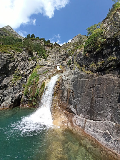 Cascada de La Larri en Espierba. Reserva natural