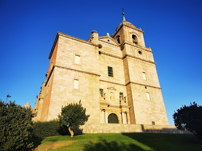 Jardines Iglesia Villacastín en Villacastín. Jardín