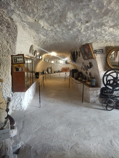 Cueva del rey Garadén en Alcalá del Júcar. Atracción turística