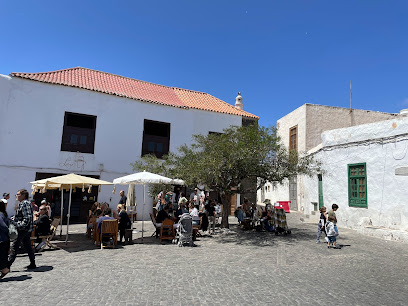 La Lonja César Manrique en Teguise. Comercio