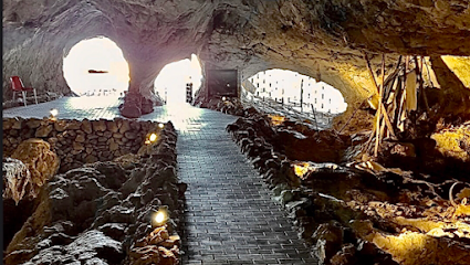 Cueva de las Ventanas en Píñar. Atracción turística