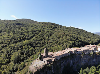Castellfollit de la Roca. Cinglera basàltica en Castellfollit de la Roca. Zona de senderismo