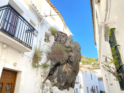 Peñón de la Becerra en Ubrique. Atracción turística