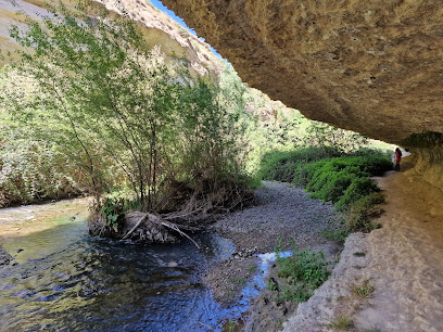 Tajos del Río Cacin en Pantano de los Bermejales. Zona de senderismo