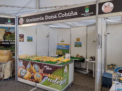 Dona cobiña en Golada. Quesería