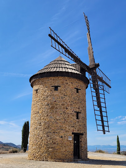 Molino de Viento Harinero en Santa Lucía. Estancia en granjas