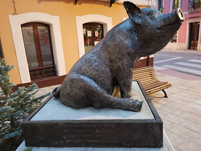 Monumento al Gochu en Noreña. Escultura