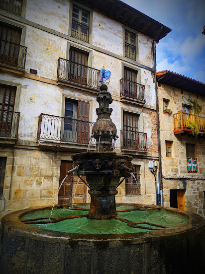 Ayuntamiento de Leintz Gatzaga en Salinas de Léniz. Ayuntamiento