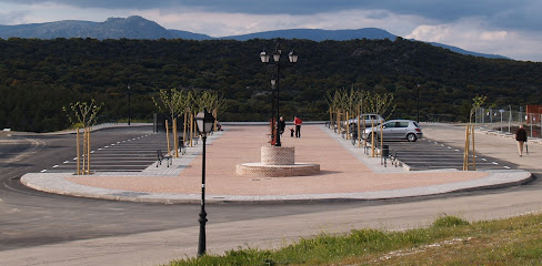 Plaza de Marcelino Camacho en Navalagamella. Aparcamiento gratuito