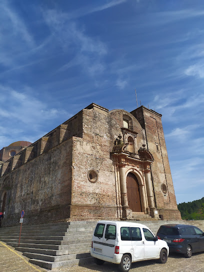 Iglesia Inacabada en Castaño del Robledo. Atracción turística