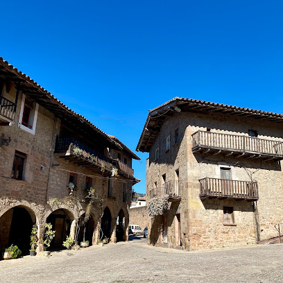 Plaza Mayor de Santa Pau en Santa Pau. Atracción turística