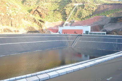 Depósito Inferior de la Central Hidroeólica de El Hierro en Puerto de la Estaca. Proveedor de energía ecológica