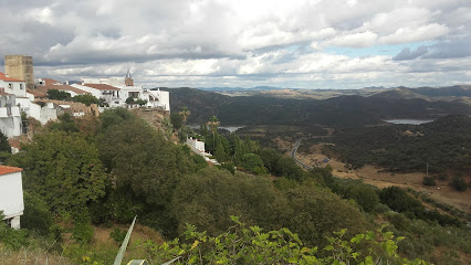 Paseo De Los Alcaldes José Navarro Y Andrés Pascual en Zufre. Parque infantil
