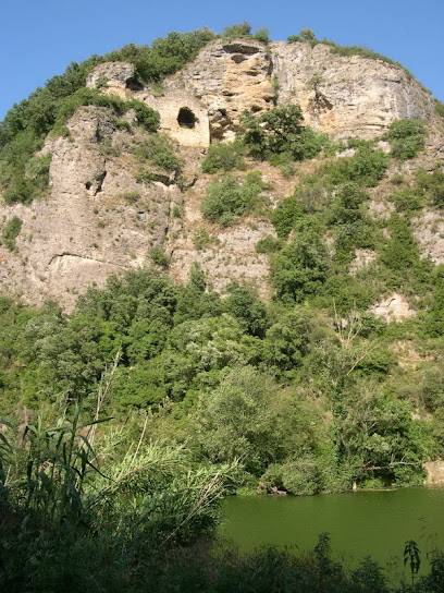Ermita de Sant Miquel de Roca en Esponellà. Capilla