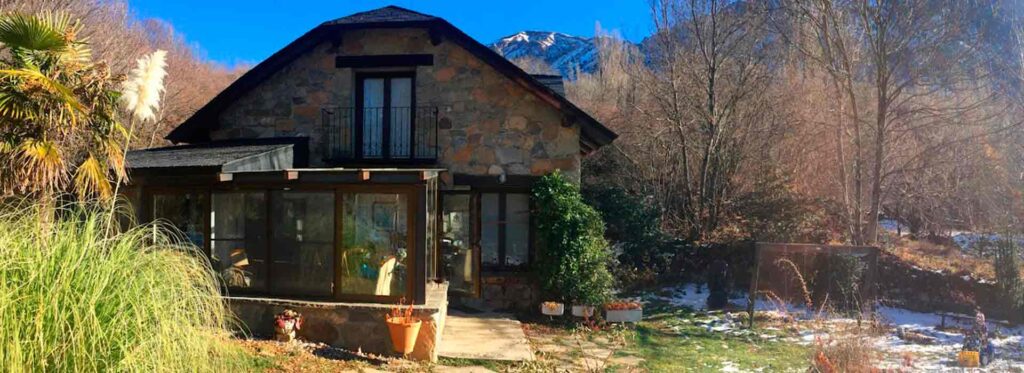 Jardin de Hoz. Situada en una tranquila zona de Hoz de Jaca, un precioso pueblo a 10 minutos de las pistas de esquí de Panticosa y a 20 de las de Formigal
