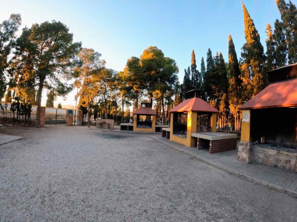 Area zona de barbacoas picnic en Novelda en el parque del Oeste (Alicante)