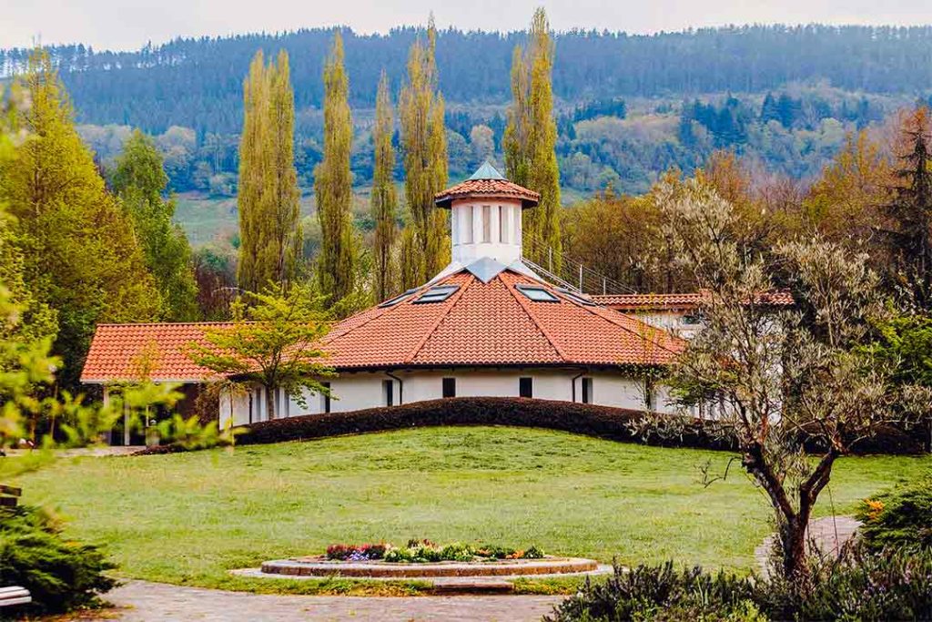 Amalurra, un eco-resort y centro de retiros orgánico en Artzentales