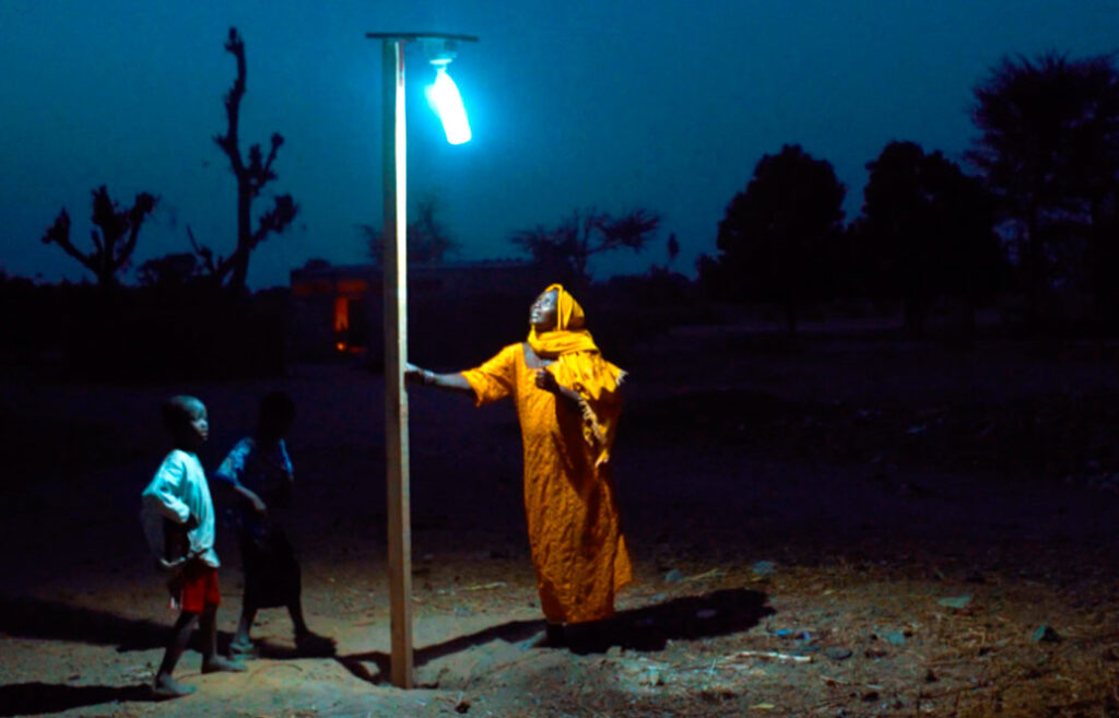 iluminacion sostenible: El impacto global de Liter of Light, un proyecto que trasciende fronteras