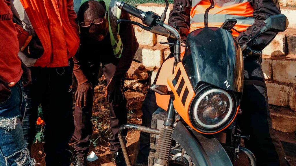 ROAM AIR ROMPE MITOS: LA MOTO ELÉCTRICA AFRICANA QUE RECORRIÓ UN CONTINENTE CON ENERGÍA SOLAR