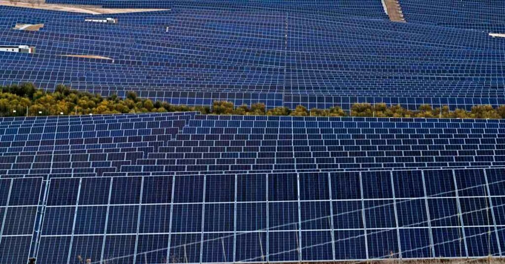El auge descontrolado de megaplantas fotovoltaicas obliga a municipios andaluces como Gerena, Jerez o Lopera a repensar su modelo urbanístico. La falta de regulación y la presión sobre tierras agrícolas encienden el debate.