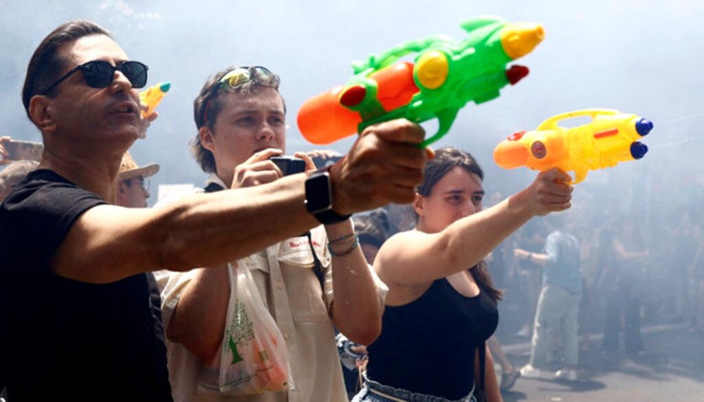 Turistas a remojo con pistolas de agua: rebeldía urbana en Barcelona y Mallorca. Foto: Reuters/Bruna Casas