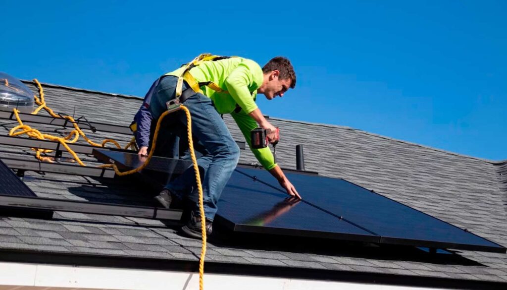 Así puedes alquilar el tejado de tu edificio para generar energía solar y ganar dinero sin invertir un euro. Foto de Raze Solar en Unsplash
