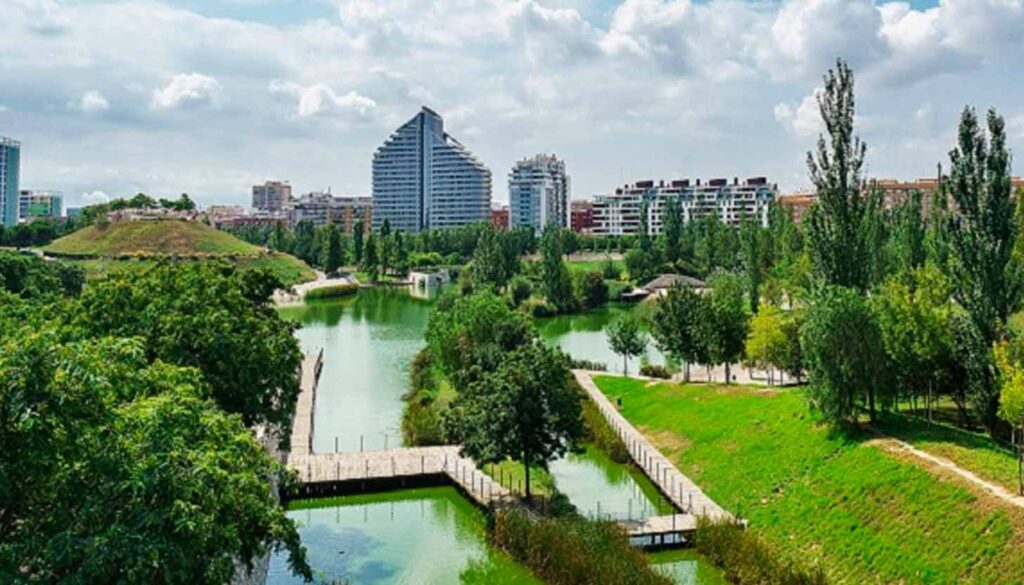 València Capital Verde 2024 despliega más de 400 actividades y busca dejar huella más allá del discurso institucional. Entre eventos, cifras y promesas verdes, València intenta consolidarse como modelo sostenible europeo en 2024.