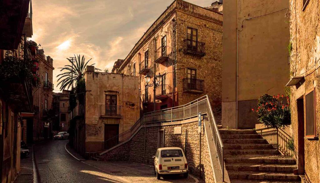 Sicilia sufre una ola de calor histórica y podría superar los 48,8 grados de 2021. Así vive la isla esta nueva emergencia climática. Termómetros al límite en Sicilia: el calor amenaza con romper récords mientras el agua y la luz se convierten en bienes de lujo