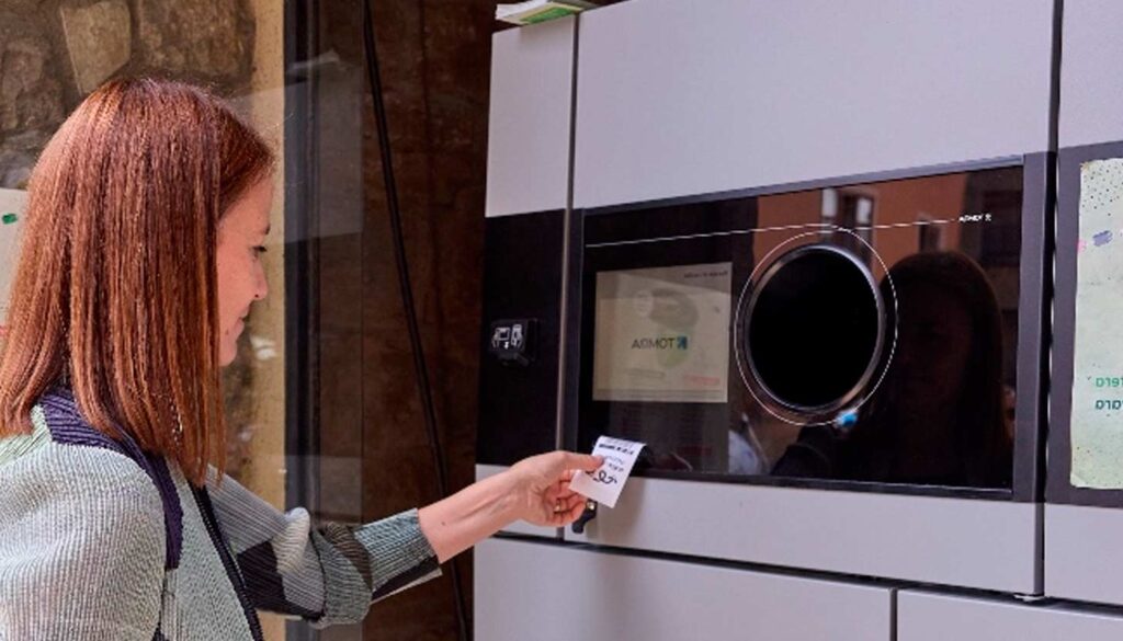 Sangüesa lanza un sistema pionero de reciclaje con retorno de envases y logra recuperar 80.000 latas y botellas en mes y medio. Navarra prueba con éxito el sistema SDDR: diez céntimos por envase y una ciudadanía ejemplar en Sangüesa.
