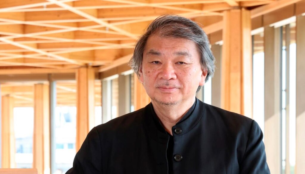 Shigeru Ban japonés que convierte tubos de cartón en arquitectura resistente, sostenible, social y poética. Una revolución silenciosa en la construcción moderna. Del refugio tras un terremoto a la catedral temporal: el cartón se vuelve arte en manos de Shigeru Ban. Así redefine la arquitectura social