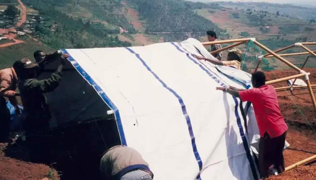 Shigeru Ban, Refugios para Ruanda (1999) construidos con tubos de papel distribuidos individualmente a cada refugiado.