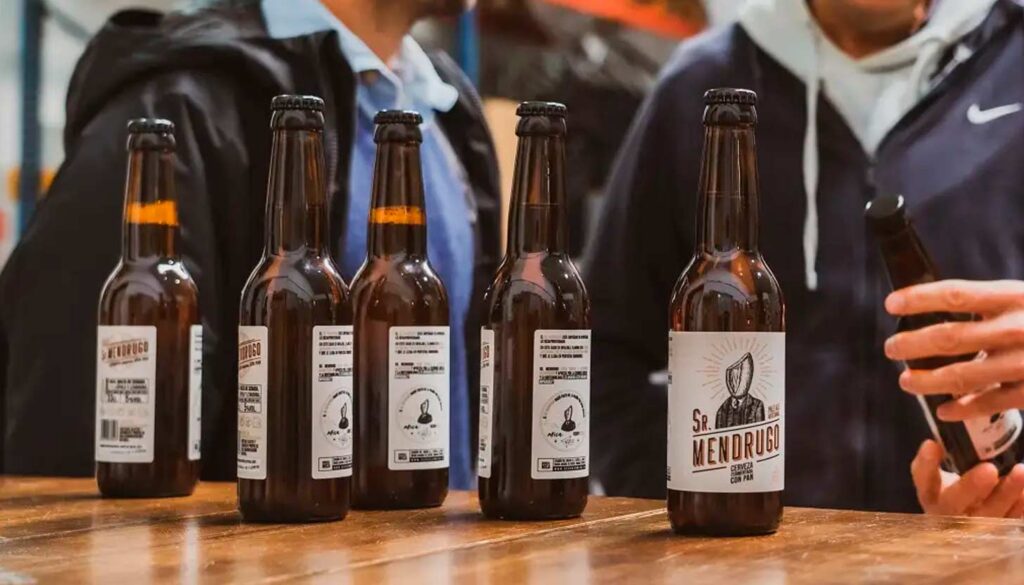 Cerveza artesanal hecha con pan duro: una solución contra el despilfarro que ya triunfa. Pan sobrante convertido en cerveza: descubre los proyectos que mezclan tradición, sostenibilidad y sabor. Cerveza Sr Mendrugo