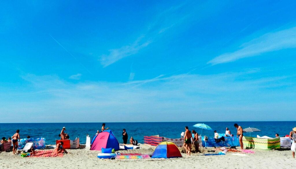 España bate récords en turismo mientras la sostenibilidad se tambalea. ¿Hay salida para esta paradoja? ¿Es el turismo un salvavidas económico o un verdugo climático? Descubre el dilema detrás de los récords turísticos. Imagen de kd6 en Pixabay